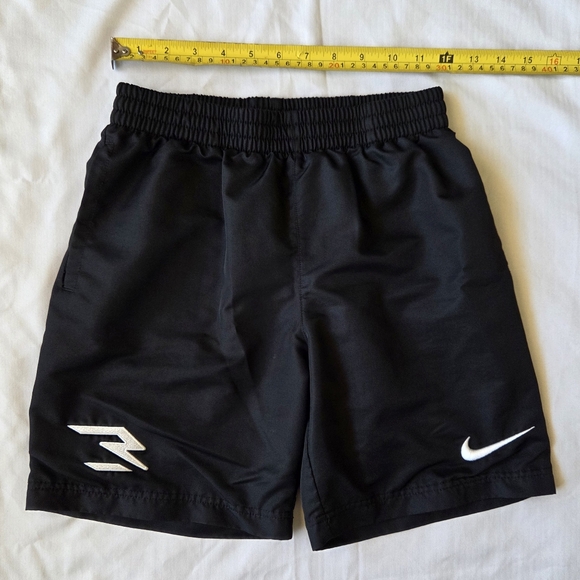 Boys NIKE shorts (sz:M) - Picture 1 of 5